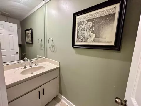 Bath - 1065 Cambridge Ct, Benton, AR 72019 photo 1 of 4