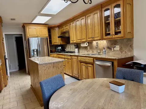 Kitchen - 1065 Cambridge Ct, Benton, AR 72019 photo 2 of 4