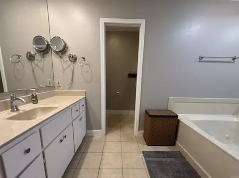 Bath - 1065 Cambridge Ct, Benton, AR 72019 photo 3 of 4