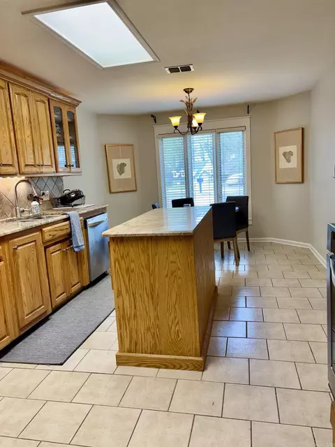Kitchen - 1065 Cambridge Ct, Benton, AR 72019 photo 4 of 4
