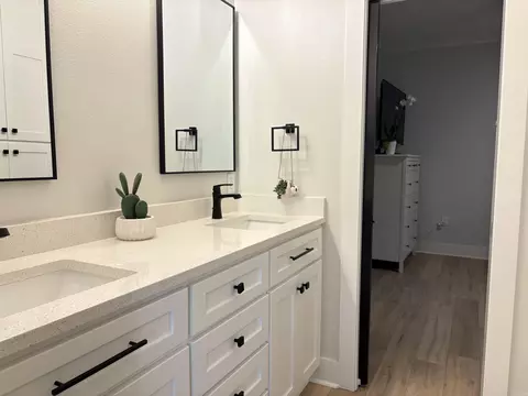 Bath - 1680 Pearce Dr, Conway, AR 72034 photo 8 of 11