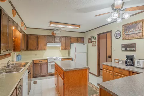 Kitchen - 19 Cedar Hill Rd, Conway, AR 72032 photo 2 of 4