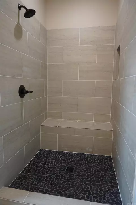 Bath - 37 High Point Dr, Greenbrier, AR 72058 photo 3 of 6
