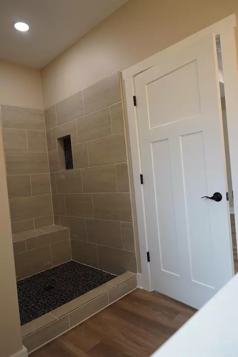 Bath - 37 High Point Dr, Greenbrier, AR 72058 photo 4 of 6
