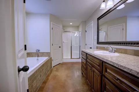 Bath - 2719 Finley Loop, Bryant, AR 72022 photo 3 of 6