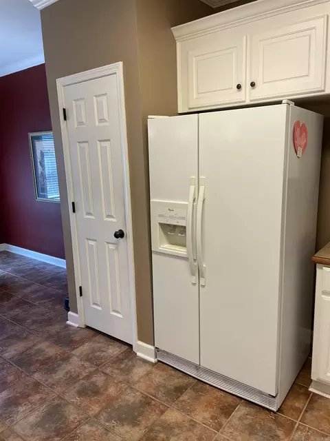 Kitchen - 609 Earle Dr, Benton, AR 72015 photo 1 of 2