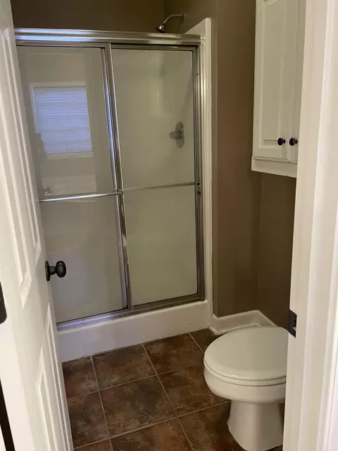 Bath - 609 Earle Dr, Benton, AR 72015 photo 3 of 4