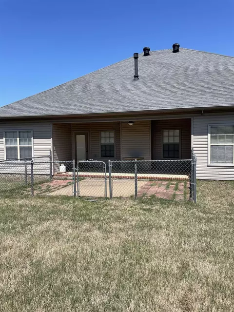 Exterior - 609 Earle Dr, Benton, AR 72015 photo 2 of 4