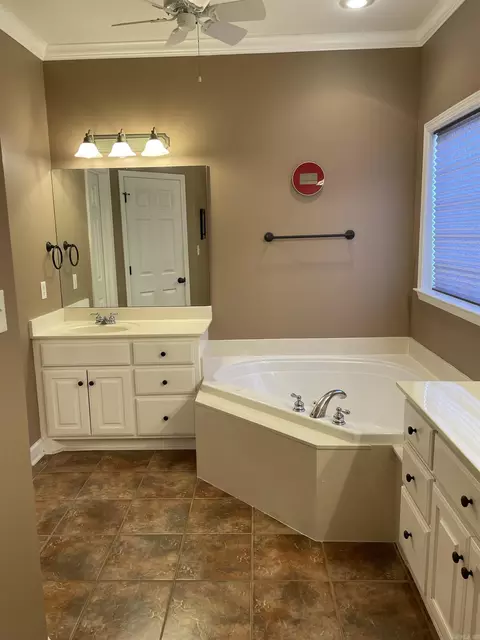Bath - 609 Earle Dr, Benton, AR 72015 photo 1 of 4