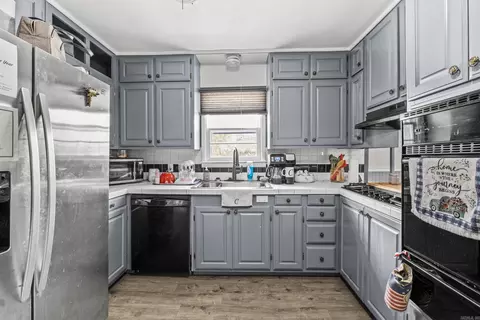 Kitchen - 701 N Spruce St, Searcy, AR 72143 photo 3 of 3