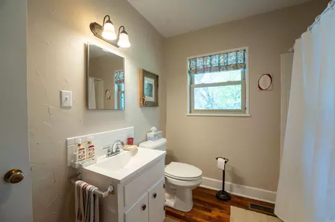 Bath - 5486 Congo Rd, Benton, AR 72019 photo 1 of 3