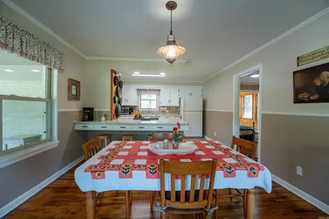 Dining - 5486 Congo Rd, Benton, AR 72019 photo 3 of 6