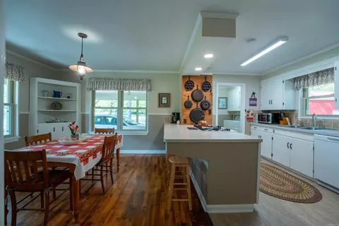 Dining - 5486 Congo Rd, Benton, AR 72019 photo 1 of 6