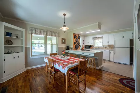 Dining - 5486 Congo Rd, Benton, AR 72019 photo 4 of 6