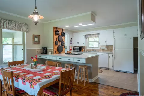 Dining - 5486 Congo Rd, Benton, AR 72019 photo 5 of 6