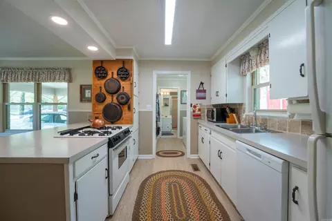Kitchen - 5486 Congo Rd, Benton, AR 72019 photo 2 of 3