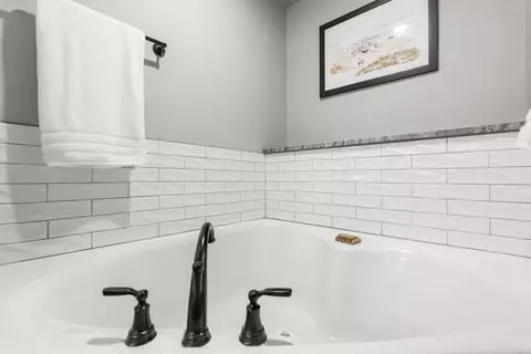 Bath - 37 Aberdeen Dr, Cabot, AR 72023 photo 4 of 6