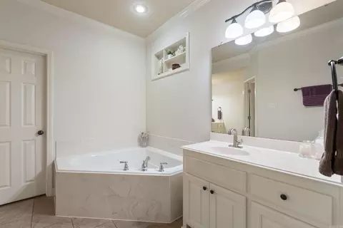 Bath - 4503 Boardwalk, Benton, AR 72019 photo 6 of 9