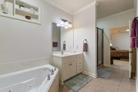 Bath - 4503 Boardwalk, Benton, AR 72019 photo 7 of 9