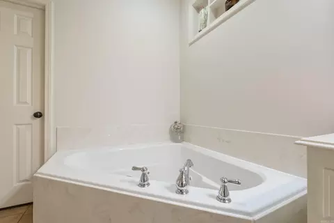 Bath - 4503 Boardwalk, Benton, AR 72019 photo 4 of 9