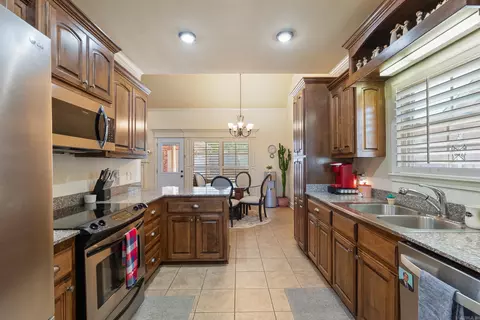 Kitchen - 4503 Boardwalk, Benton, AR 72019 photo 5 of 6