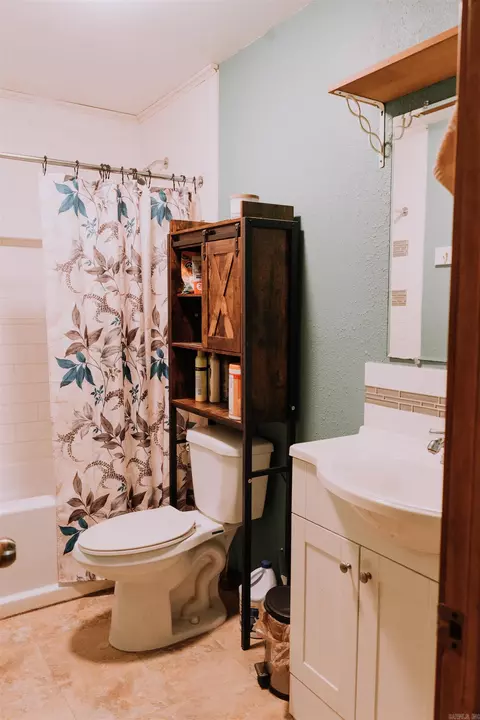 Bath - 103 E Fair St, Marshall, AR 72650 photo 4 of 4