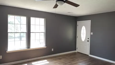 Living - 412 E South St, Benton, AR 72015 photo 1 of 2