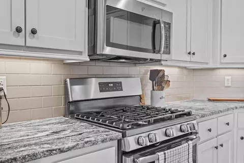 Kitchen - 136 Hudson Branch Dr, Austin, AR 72007 photo 3 of 4