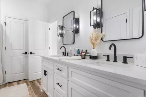 Bath - 2912 Ann St, Benton, AR 72015 photo 4 of 5
