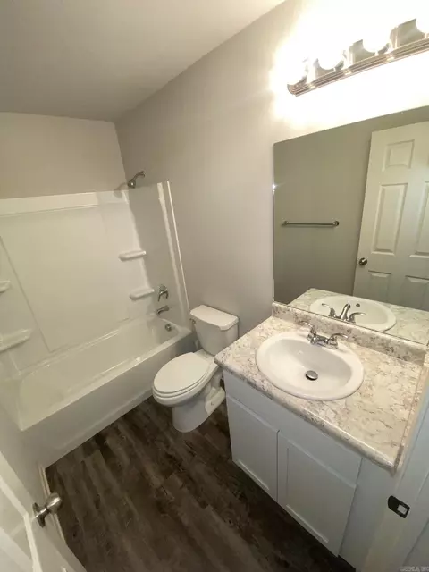 Bath - 2425 Vivian Dr, Benton, AR 72015 photo 3 of 4