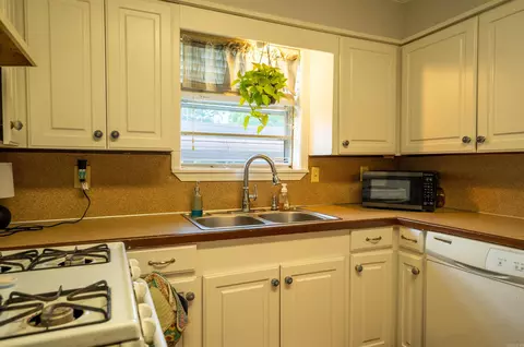 Kitchen - 7918 Hart Rd, Benton, AR 72019 photo 2 of 2