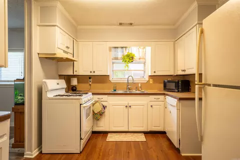 Kitchen - 7918 Hart Rd, Benton, AR 72019 photo 1 of 2