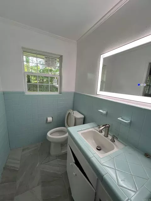 Bath - 2212 W 36th Ave, Pine Bluff, AR 71603 photo 3 of 4