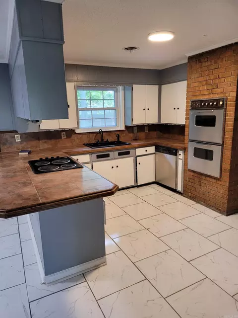 Kitchen - 2212 W 36th Ave, Pine Bluff, AR 71603 photo 1 of 1