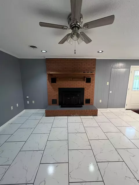 Living - 2212 W 36th Ave, Pine Bluff, AR 71603 photo 3 of 3