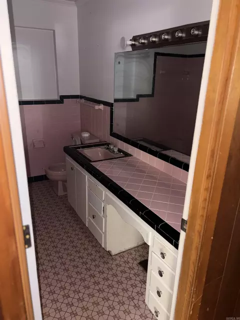 Bath - 1504 W 34th Ave, Pine Bluff, AR 71603 photo 1 of 8