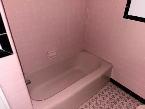 Bath - 1504 W 34th Ave, Pine Bluff, AR 71603 photo 3 of 8