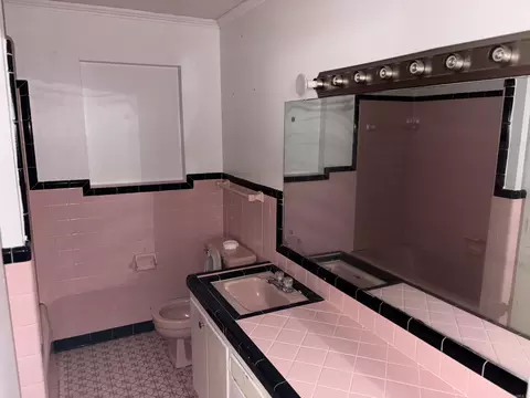 Bath - 1504 W 34th Ave, Pine Bluff, AR 71603 photo 2 of 8