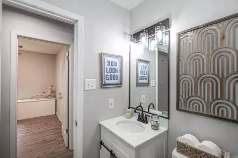Bath - 5883 Edgewood Dr, Benton, AR 72015 photo 2 of 3
