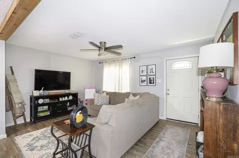 Entry Way - 5883 Edgewood Dr, Benton, AR 72015 photo 1 of 2