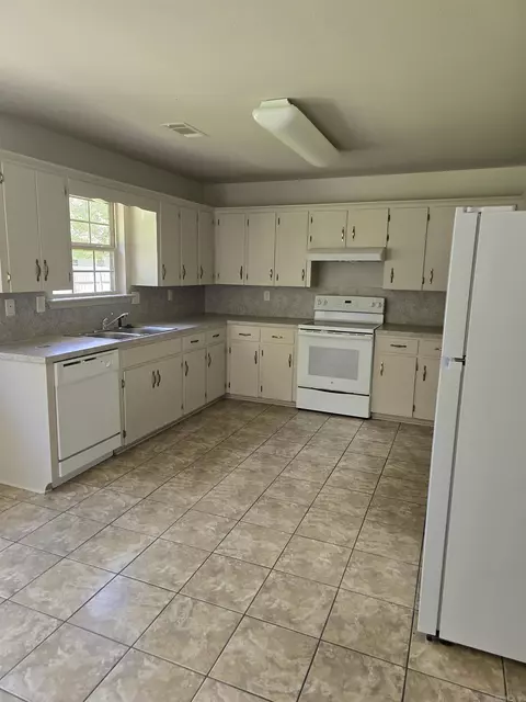 Kitchen - 104 Mahoney Dr, Beebe, AR 72012 photo 2 of 2