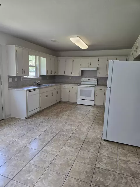 Kitchen - 104 Mahoney Dr, Beebe, AR 72012 photo 1 of 2