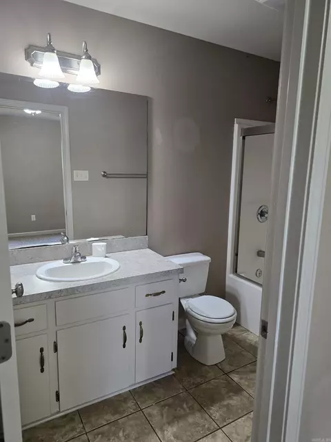 Bath - 104 Mahoney Dr, Beebe, AR 72012 photo 1 of 2