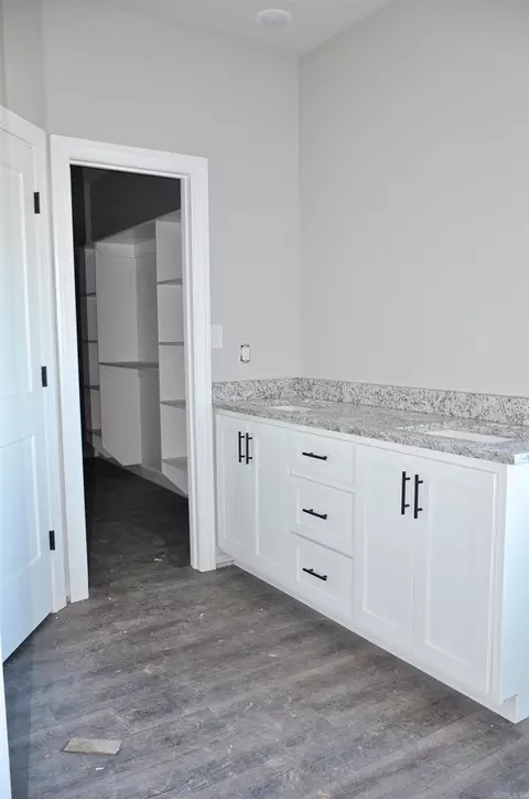 Bath - 220 Quincy Cir, Trumann, AR 72472 photo 1 of 2