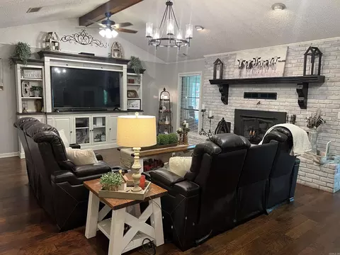 Living - 6800 Village Dr, Pine Bluff, AR 71603 photo 1 of 3