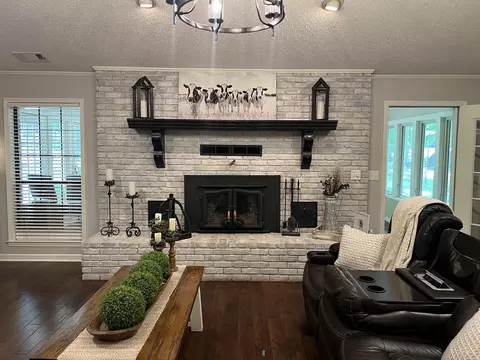 Living - 6800 Village Dr, Pine Bluff, AR 71603 photo 2 of 3