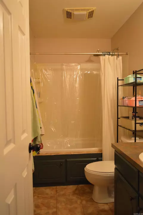 Bath - 1059 Piney Rd, De Queen, AR 71832 photo 2 of 2
