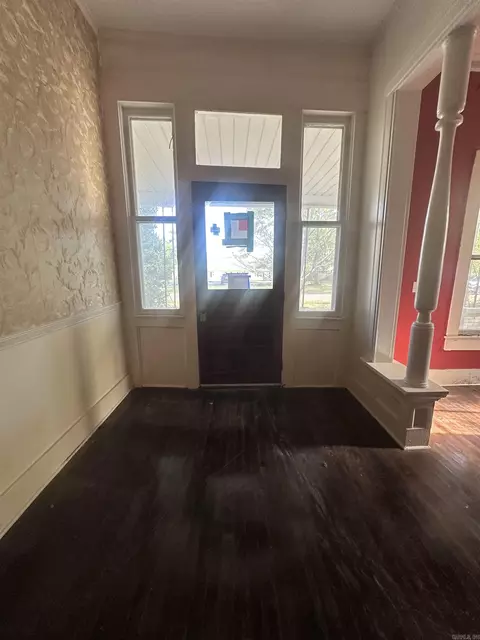 Entry Way - 325 Pine Bluff St, Malvern, AR 72104 photo 1 of 2