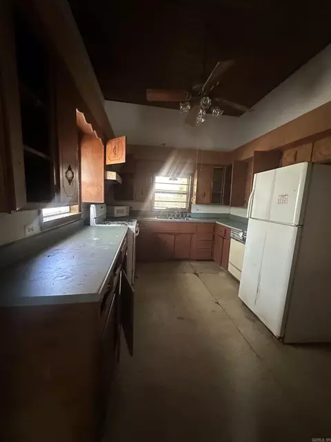 Kitchen - 325 Pine Bluff St, Malvern, AR 72104 photo 2 of 2
