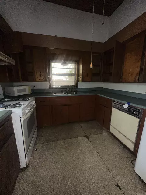 Kitchen - 325 Pine Bluff St, Malvern, AR 72104 photo 1 of 2